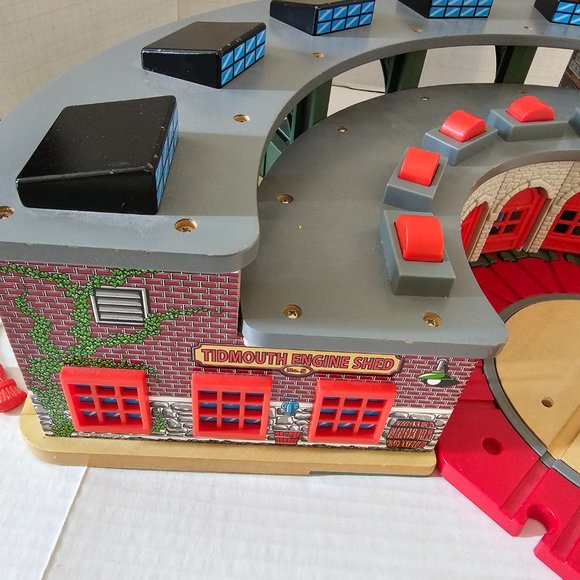 Thomas Wooden Train Set Roundhouse Roundabout Station Crovans Gate Shed w Sounds - Picture 4 of 14